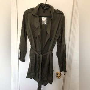 Thin material trench jacket. Color: Olive